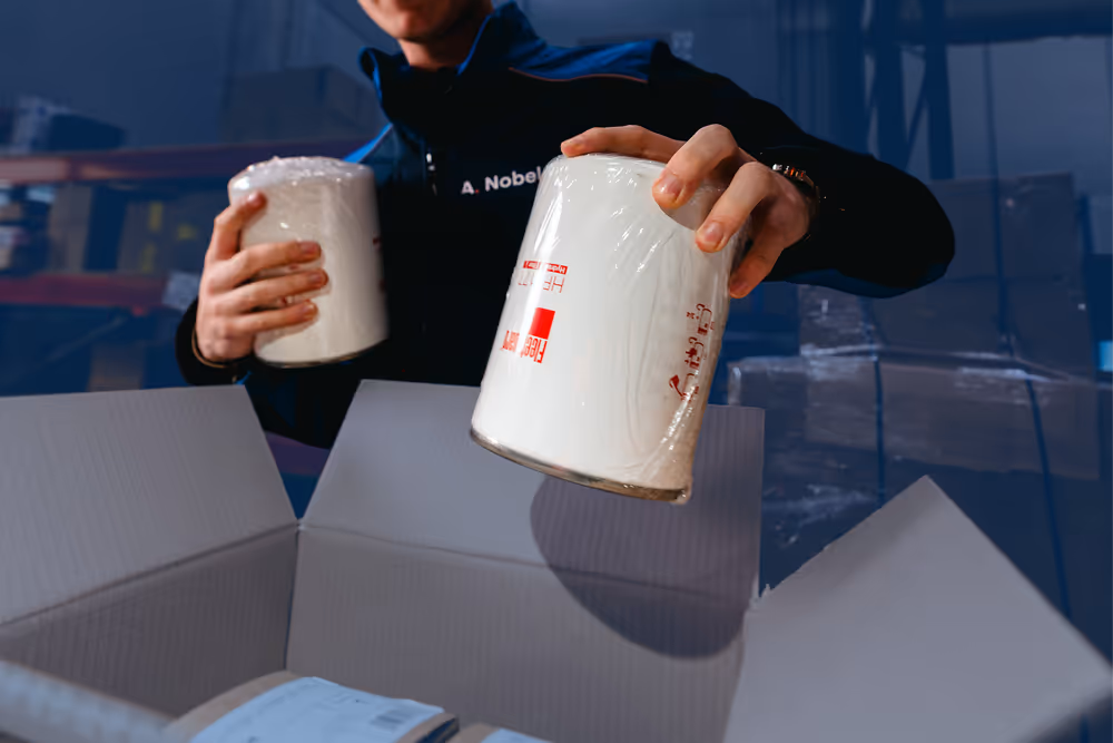 De logsitieke afdeling van Nobel stopt filters in doos voor wereldwijde klant