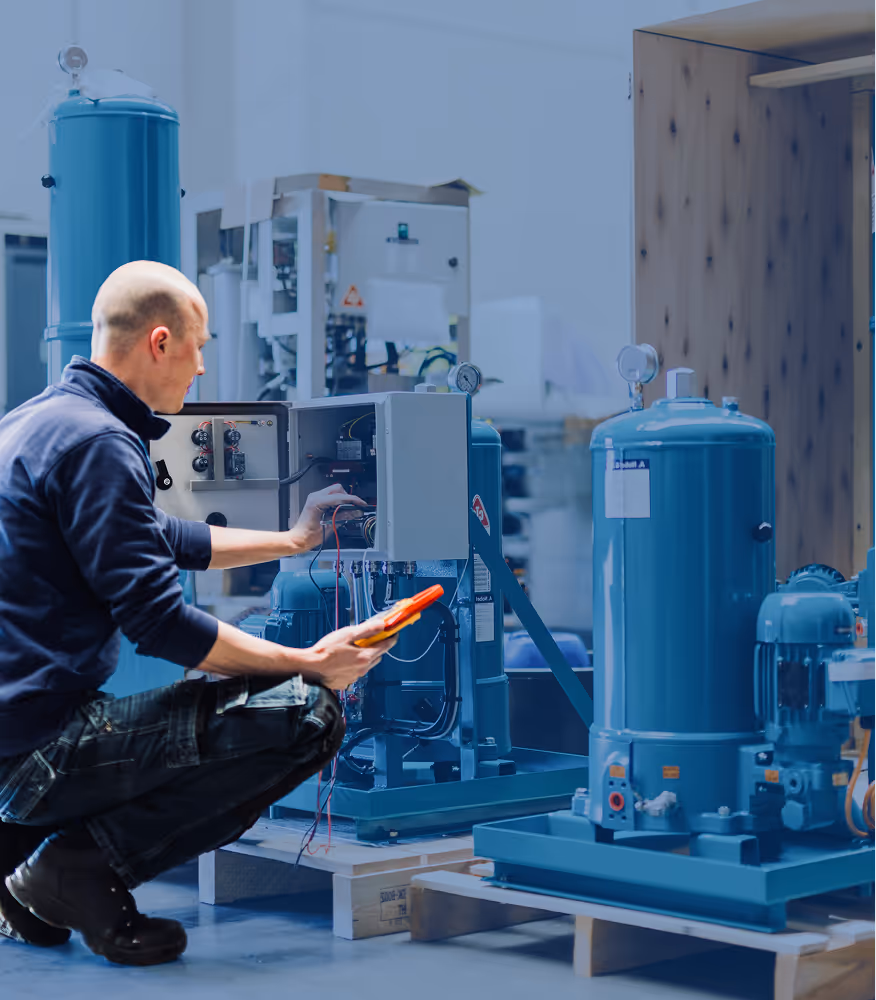 Afdeling Filtratie werkt aan een op maat gemaakte filterunit in de Nobel werkplaats