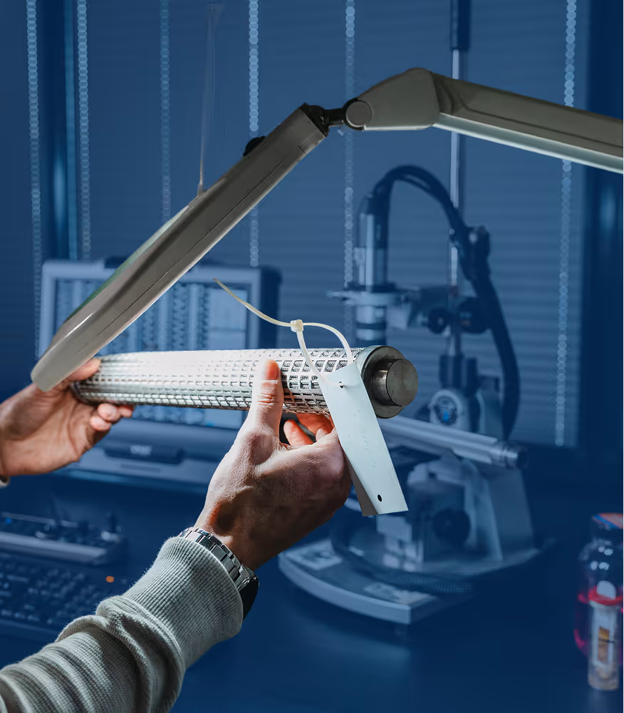 Afdeling Inspectie van Nobel Inspecteert filter met loop