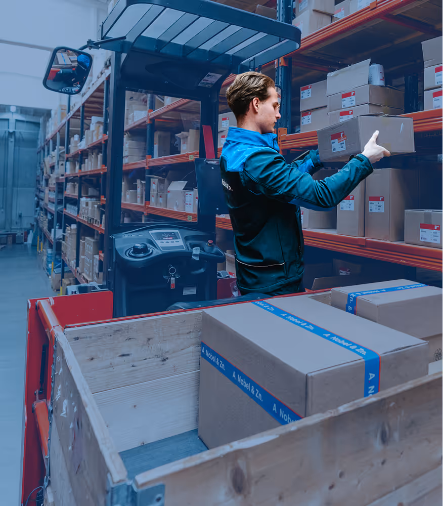 De logsitieke afdeling van Nobel zoekt Fleetguard filters in eigen magazijn met picktruck