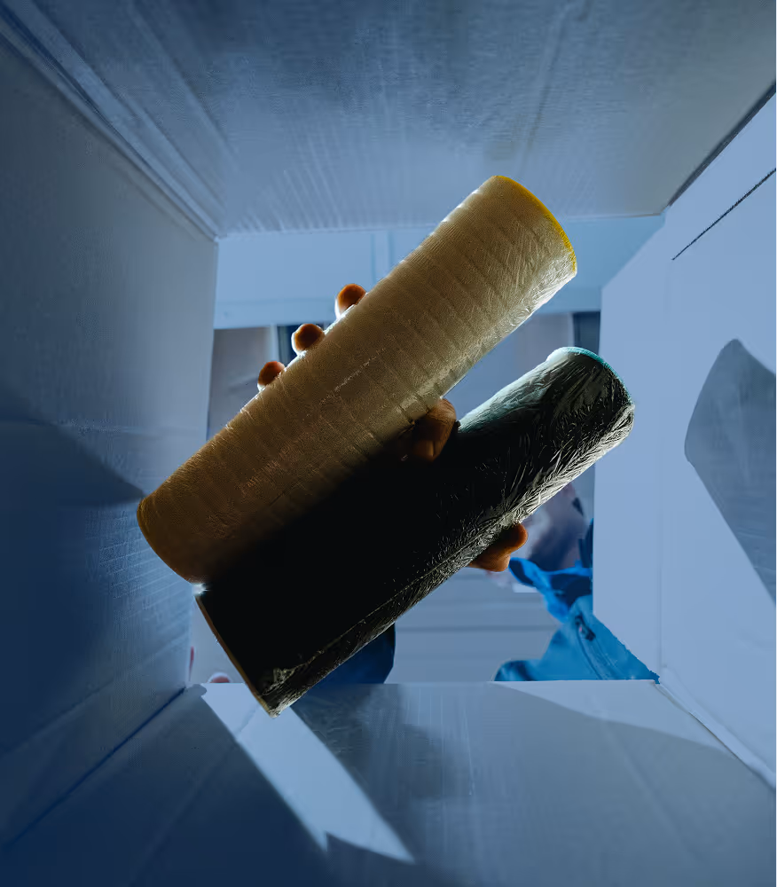 Logistiek medewerken stopt twee filters in de doos voor een klant van Nobel