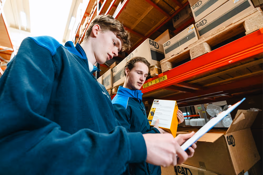 Twee logistieke medewerkers van Nobel pakken Caterpillar filter