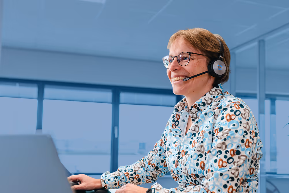 Hoofd van Financieen bij Nobel kijk naar de computer