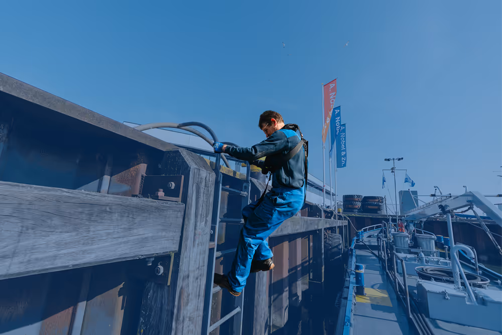 Bunkerschipper van Nobel klimt ladder af bij de Uilenkade 100 Zwijndrecht