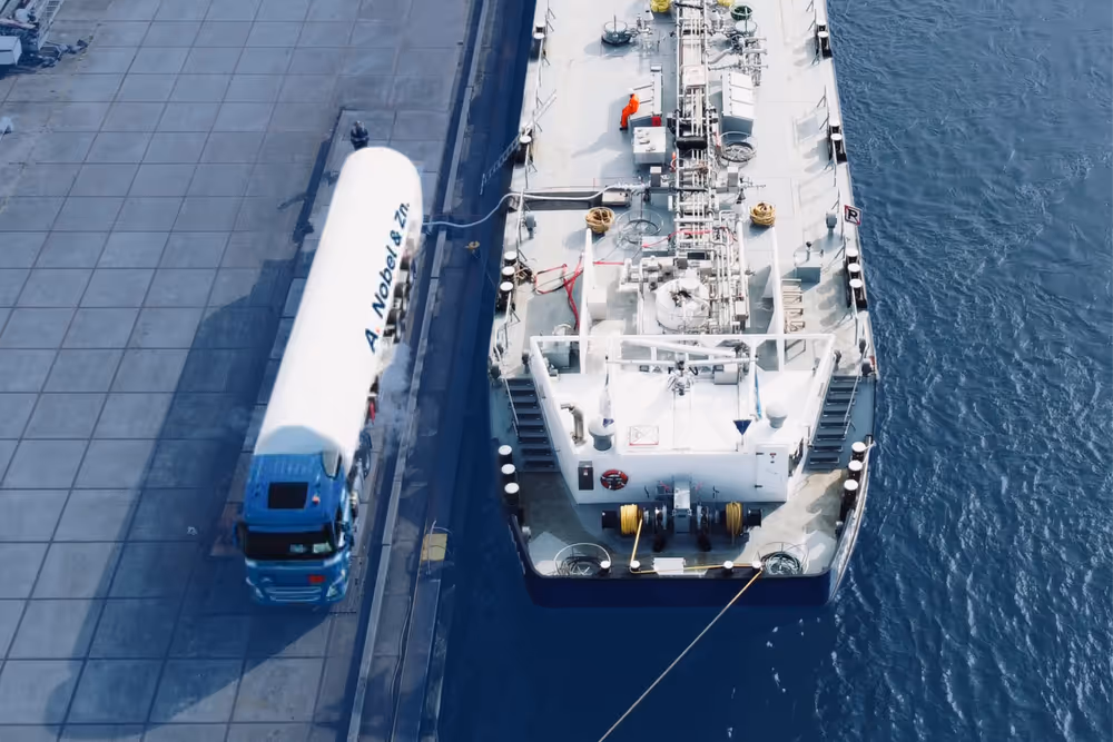 LNG Bunkering van bovenaf op de kade van Nobel aan de Uilenkade 100 Zwijndrecht