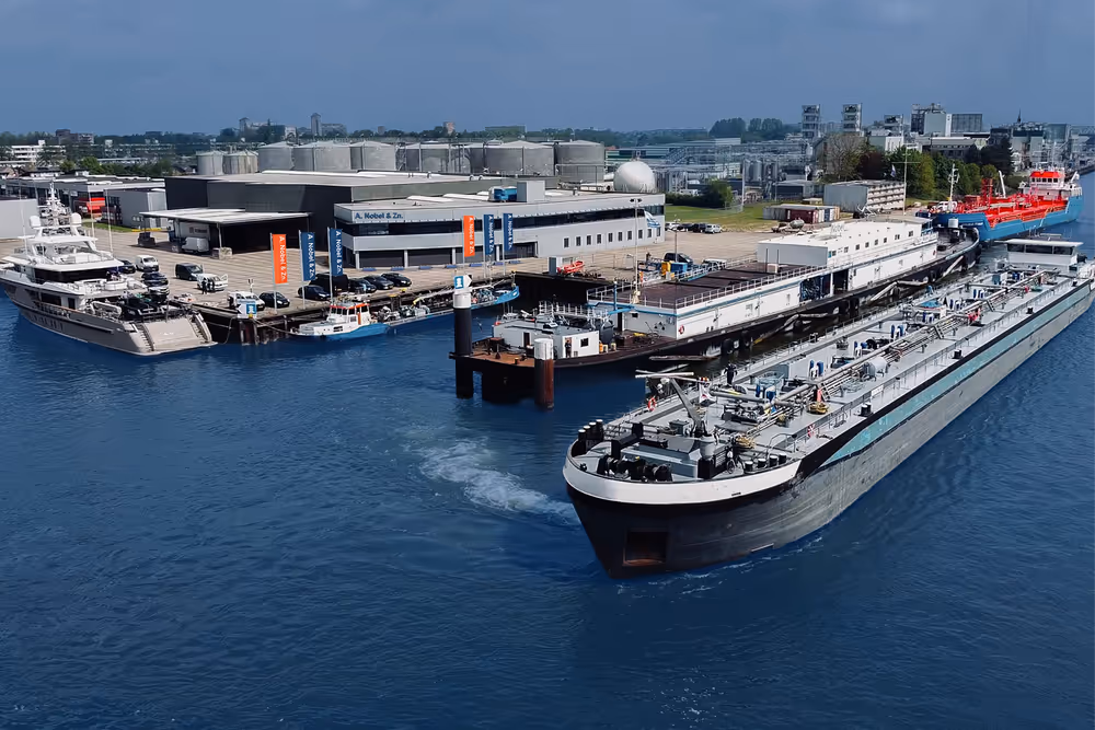 Dronefoto van de Nobel kade en pand aan de Uilenkade 100 Zwijndrecht