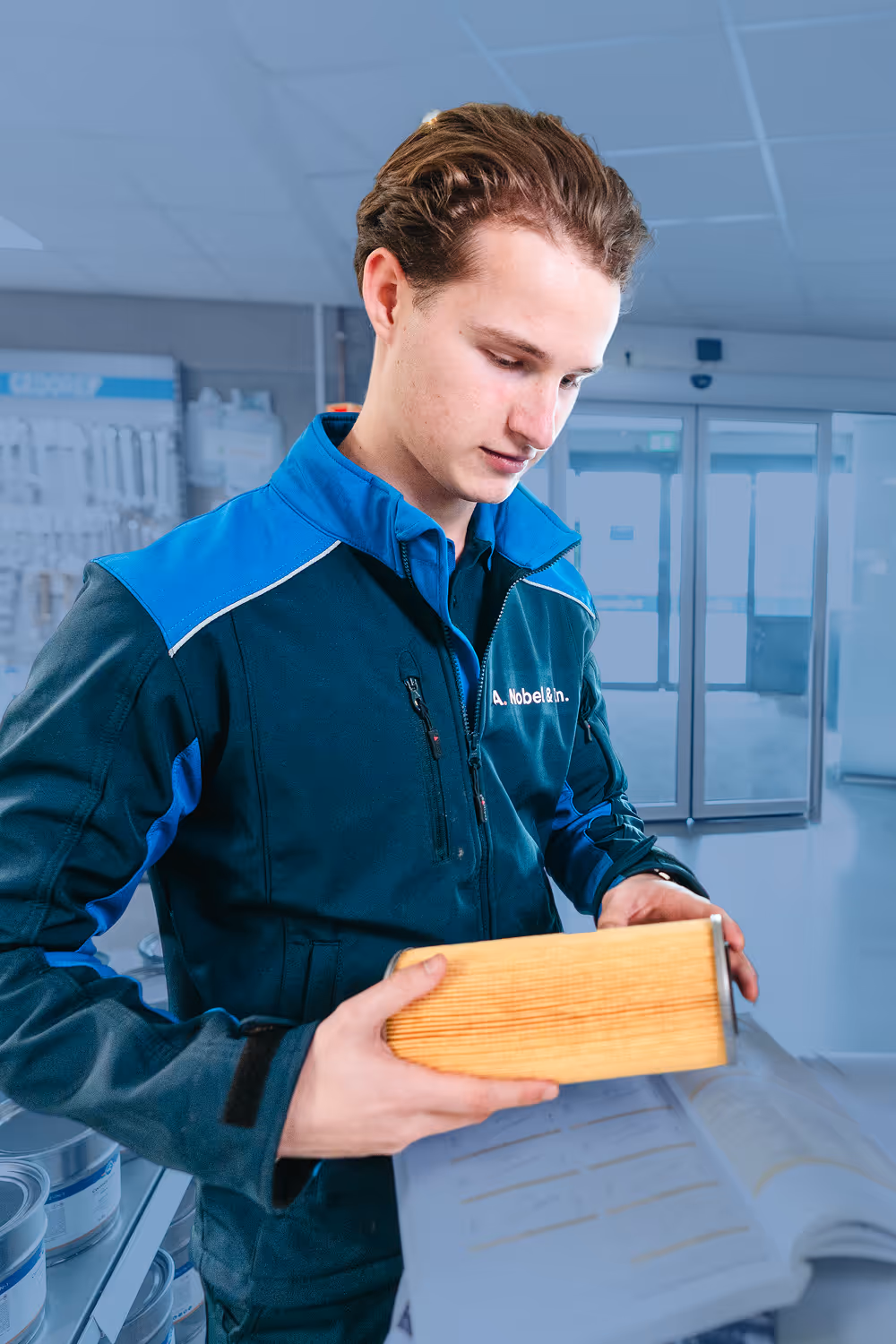 De Filtratie afdeling van Nobel geeft advies over een type filter aan de klant