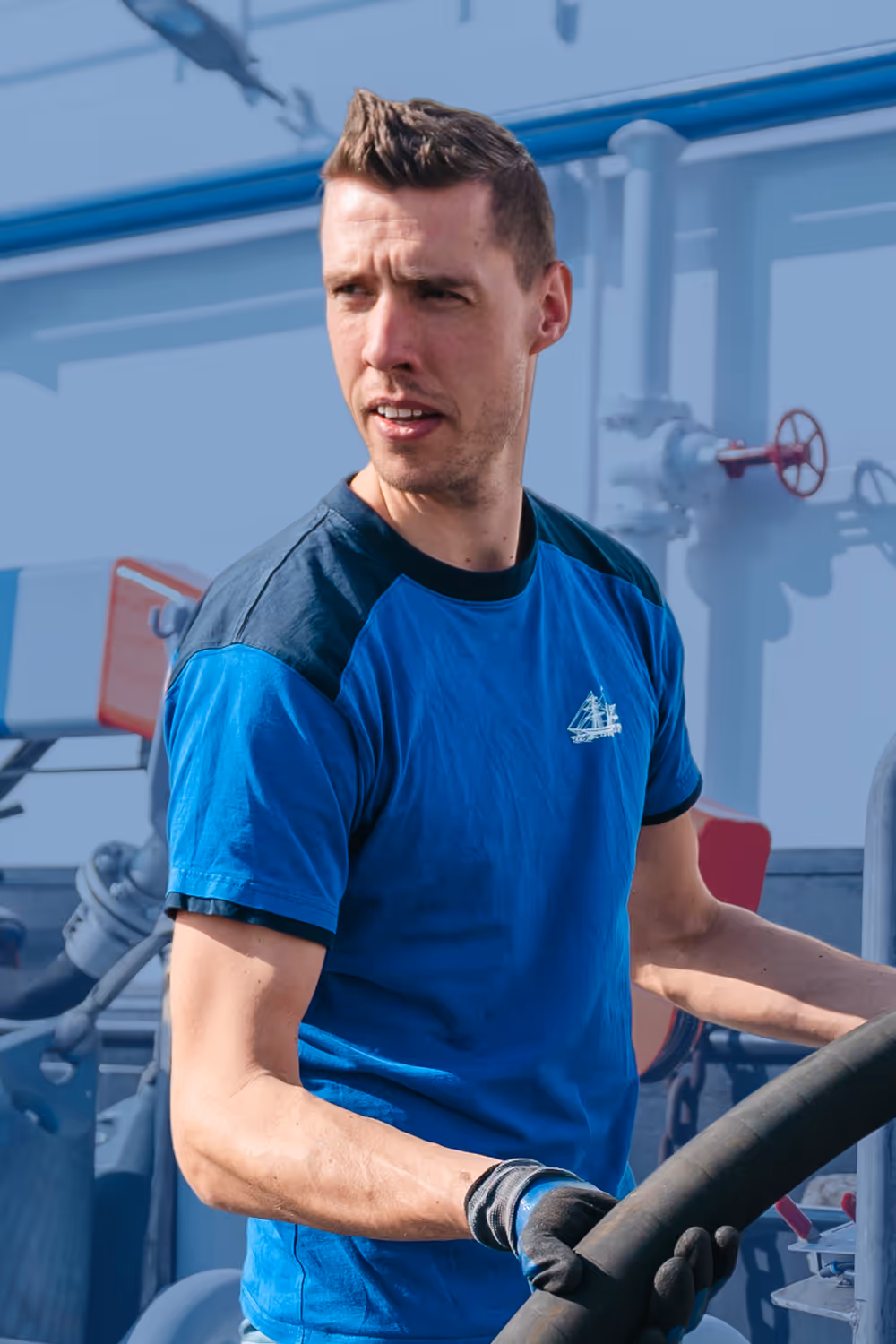 Bunkerschipper van Nobel werpt slang vanaf bunkerboot de Aart Sr