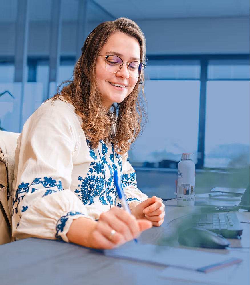 Finance afdeling van Nobel achter bureau noteert informatie van de klant