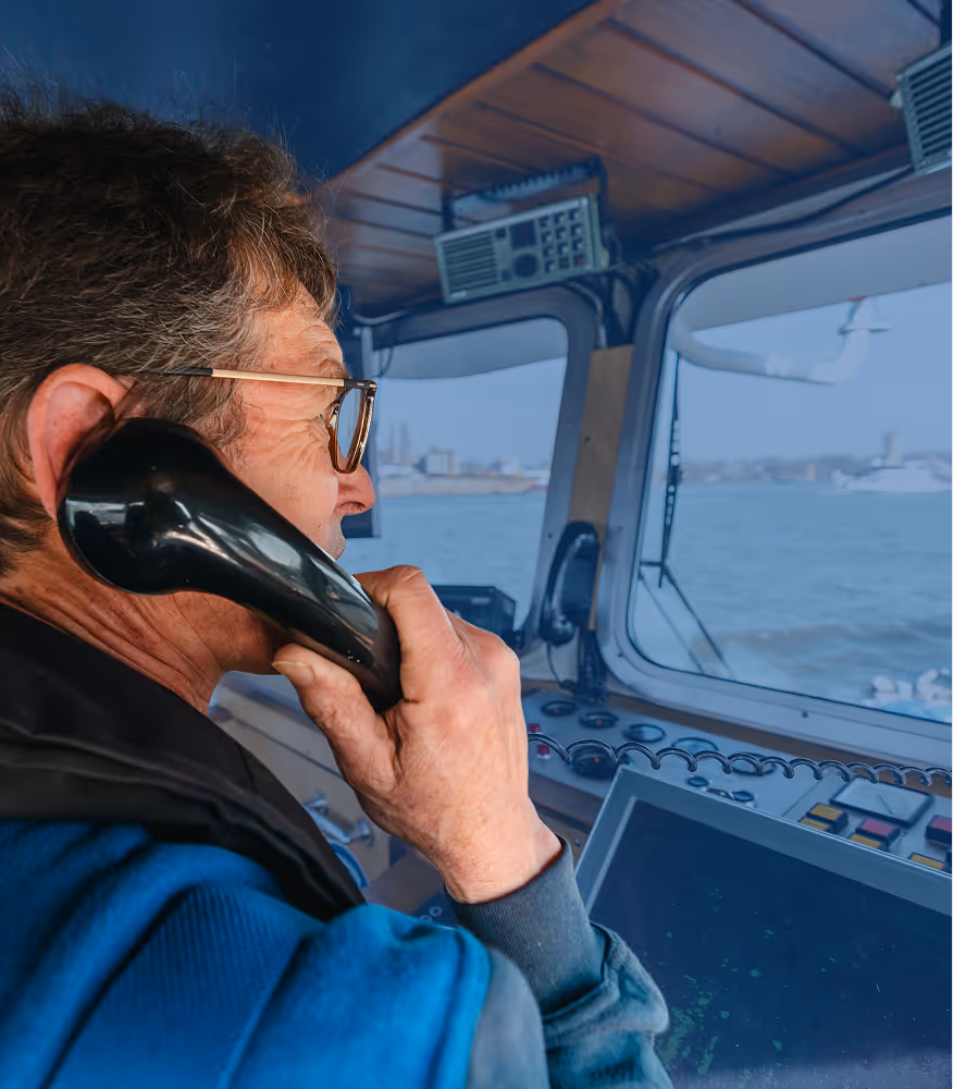 Bunkerschipper van Nobel belt in stuurhut bunkerboot