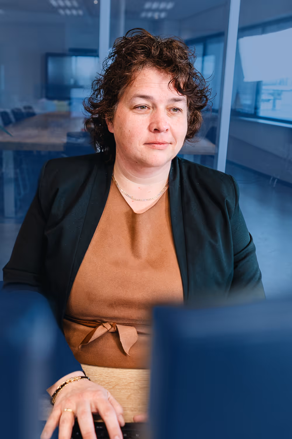 Werknemer van Nobel neemt emails door via de computer