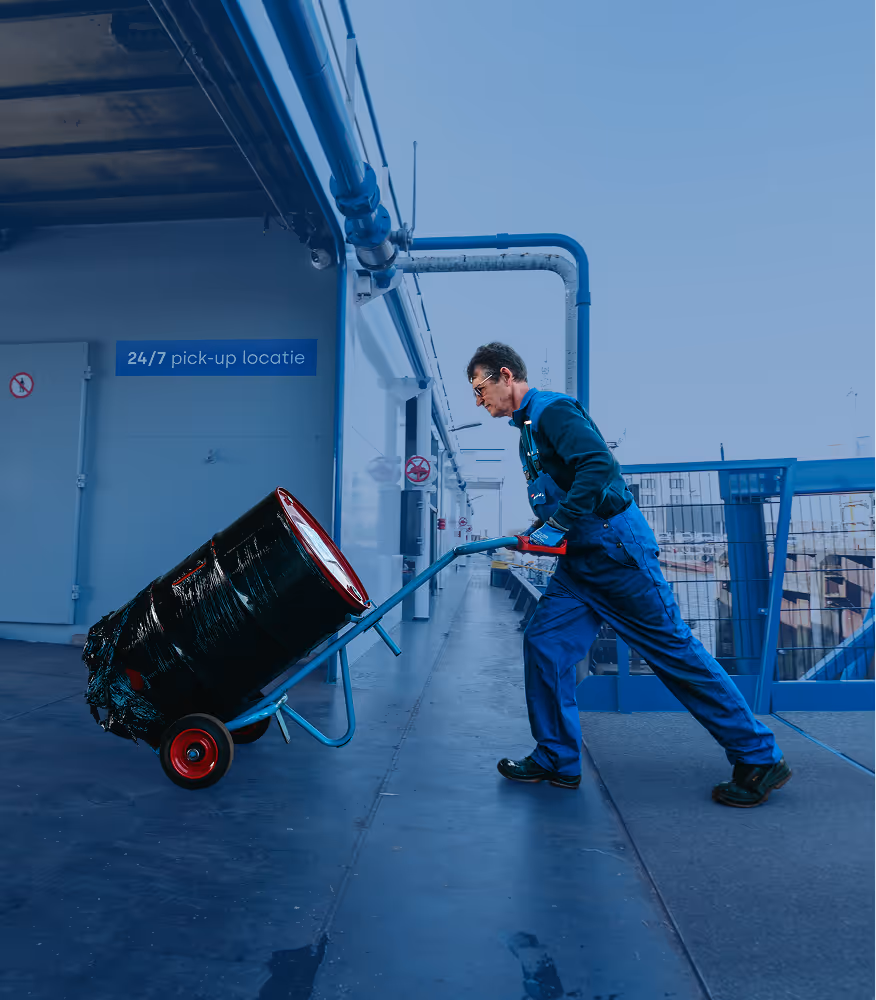 Bunkerschipper van Nobel verplaatst een oliedrum naar de 24 7 pick-up locatie