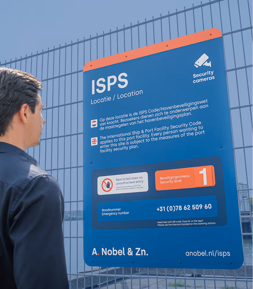 Bezoeker kijkt naar ISPS-instructies op kade van Nobel