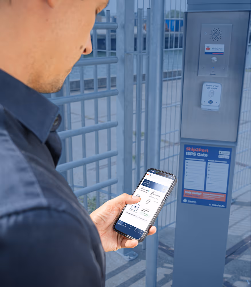 Bezoeker bekijkt de Ship2Port app op terminal Nobel