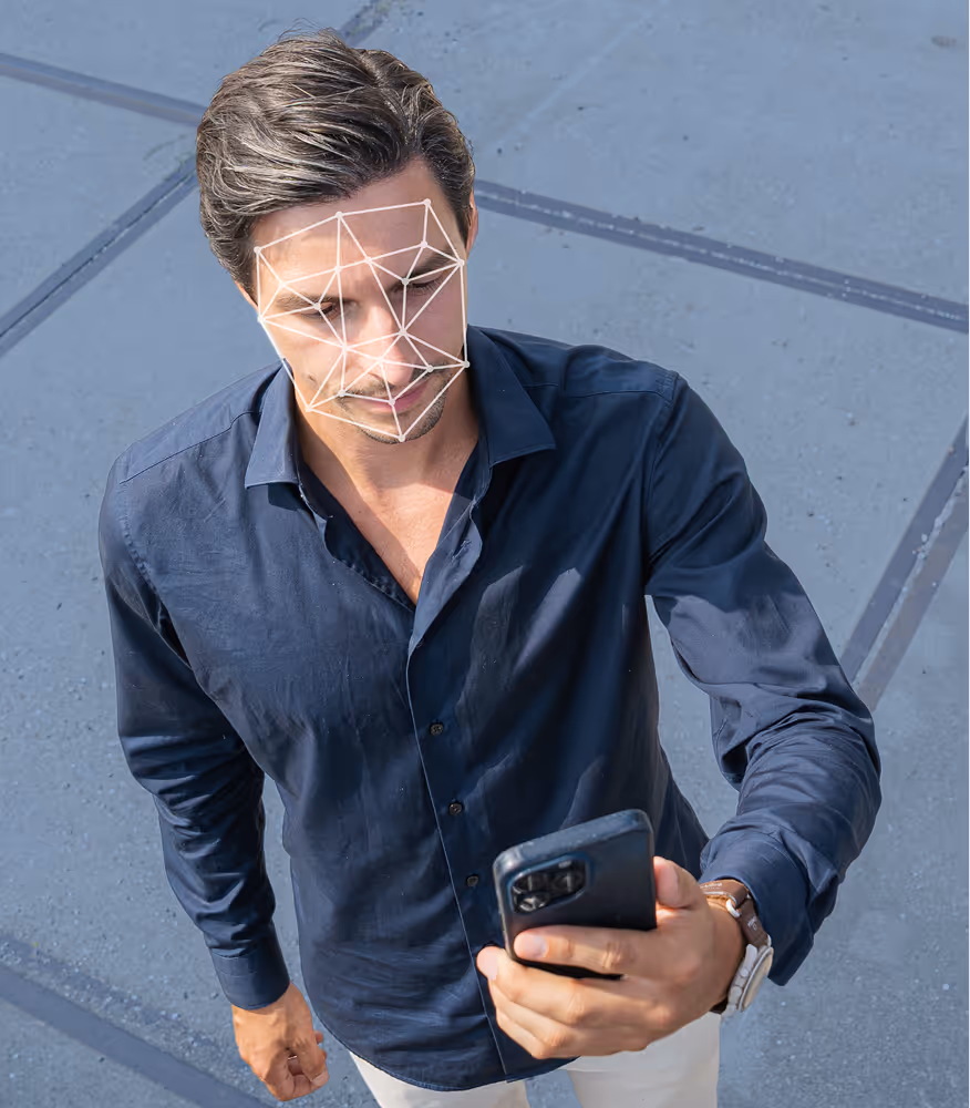 Bezoeker scant zijn gezicht bij terminal Nobel met Ship2Port app