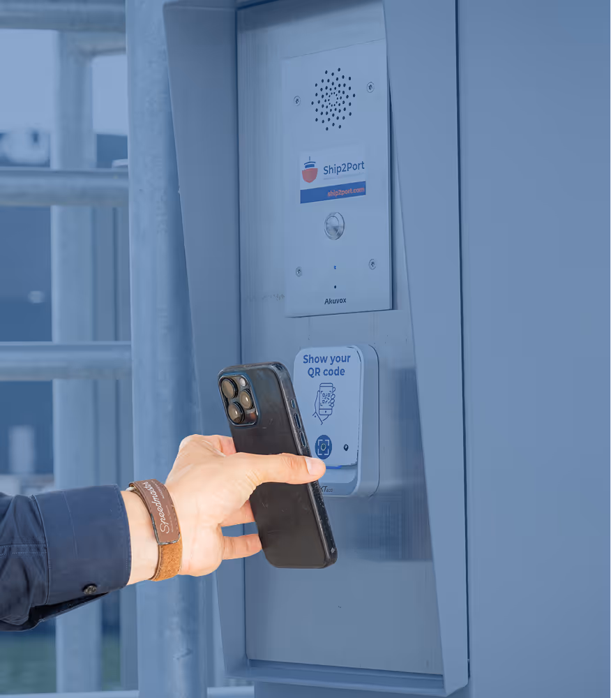 Bezoeker bij terminal Nobel scant QR-code bij terminal zuil Nobel