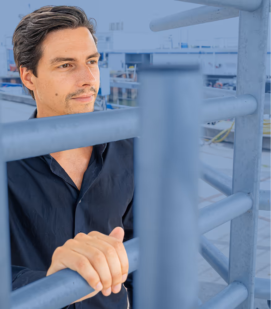 Bezoeker van Nobel terminal gaat door poort heen