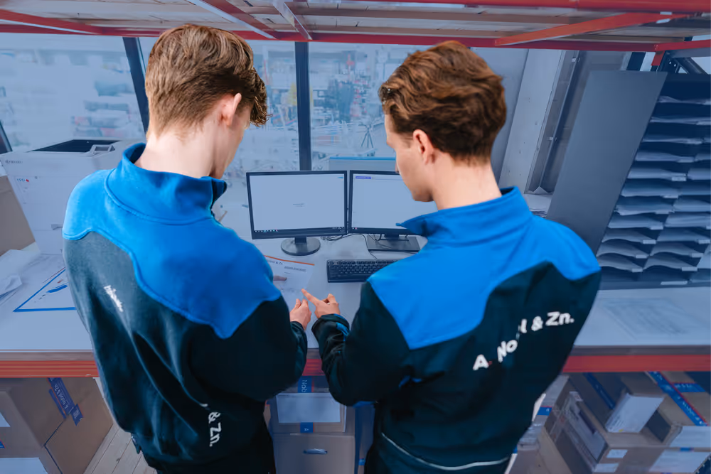 Twee collegas van Nobel in het filtermagazijn overleggen met elkaar