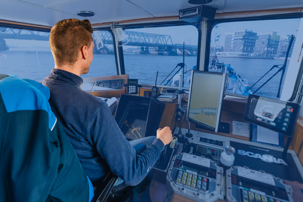 Twee bunker medewerkers van Nobel gebruiken bunkerslang