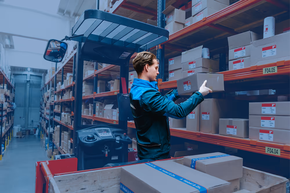 Twee logistieke medewerkers van Nobel pakken Caterpillar filter