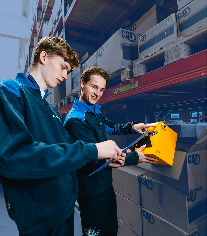 Twee logistieke medewerkers van Nobel pakken Caterpillar filter