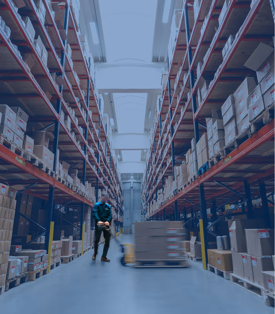 Logistiek met pompwagen in het Nobel magazijn met klant specifieke producten