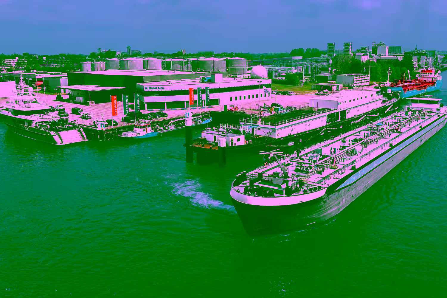 Dronefoto van de Nobel kade en pand aan de Uilenkade 100 Zwijndrecht