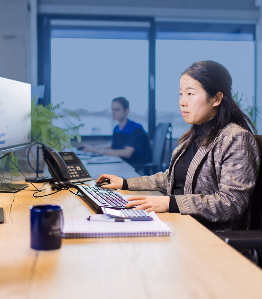 A sales employee looks at Nobel’s webshop