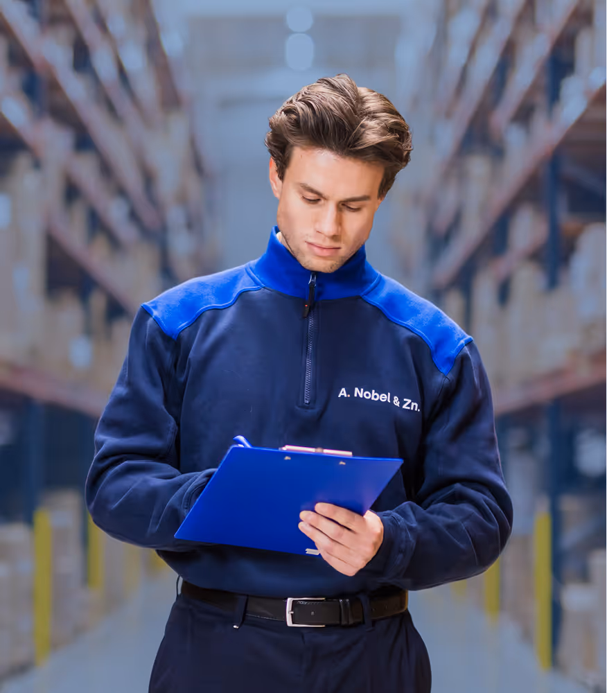 Logostieke werknemer van Nobel controleerd de voorraad