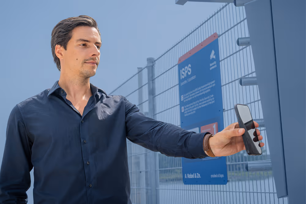 Bezoeker op de ISPS-kade van Nobel scant QR-code bij Terminal