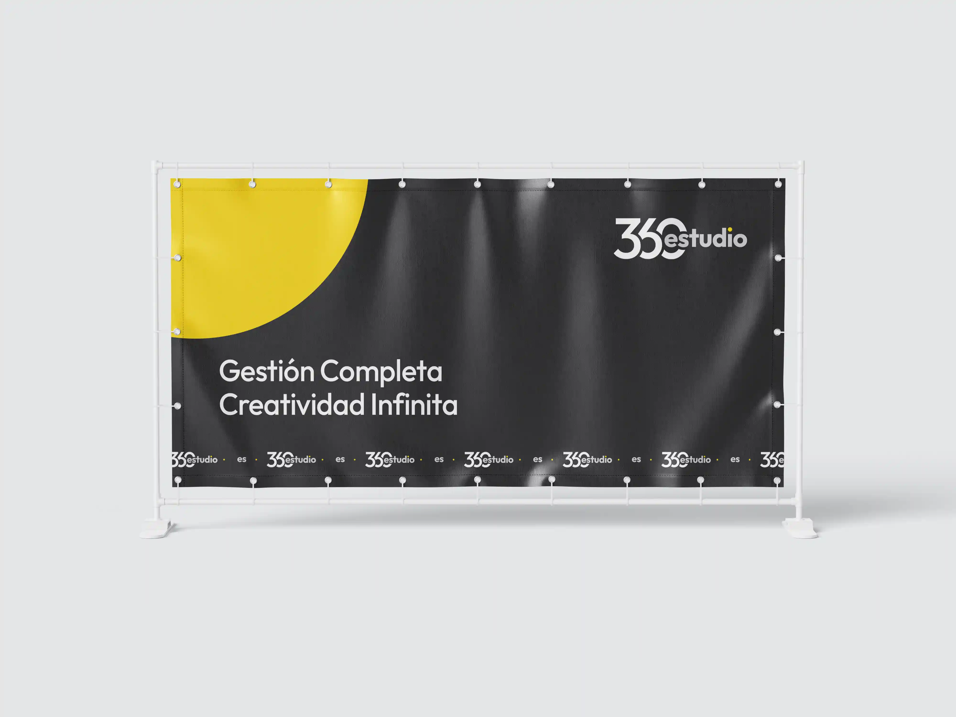 Diseño de valla publicitaria de 360estudio con su identidad visual en negro, blanco y amarillo.