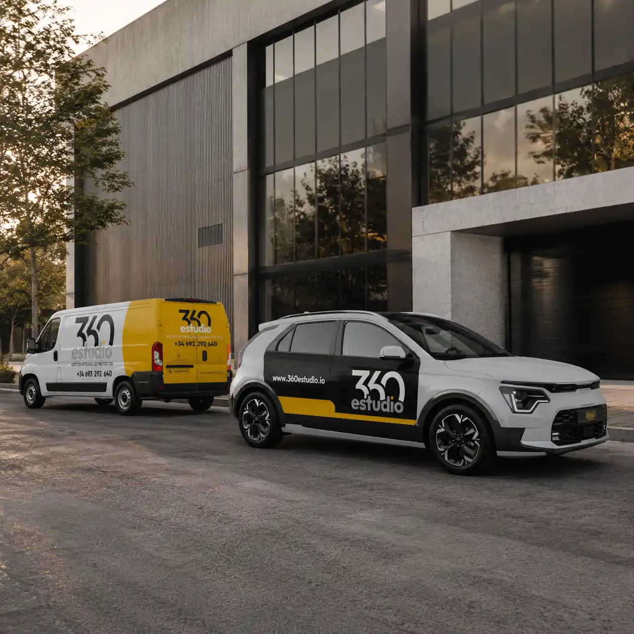 Vehículos corporativos de 360estudio frente a un edificio sanitario contemporáneo.