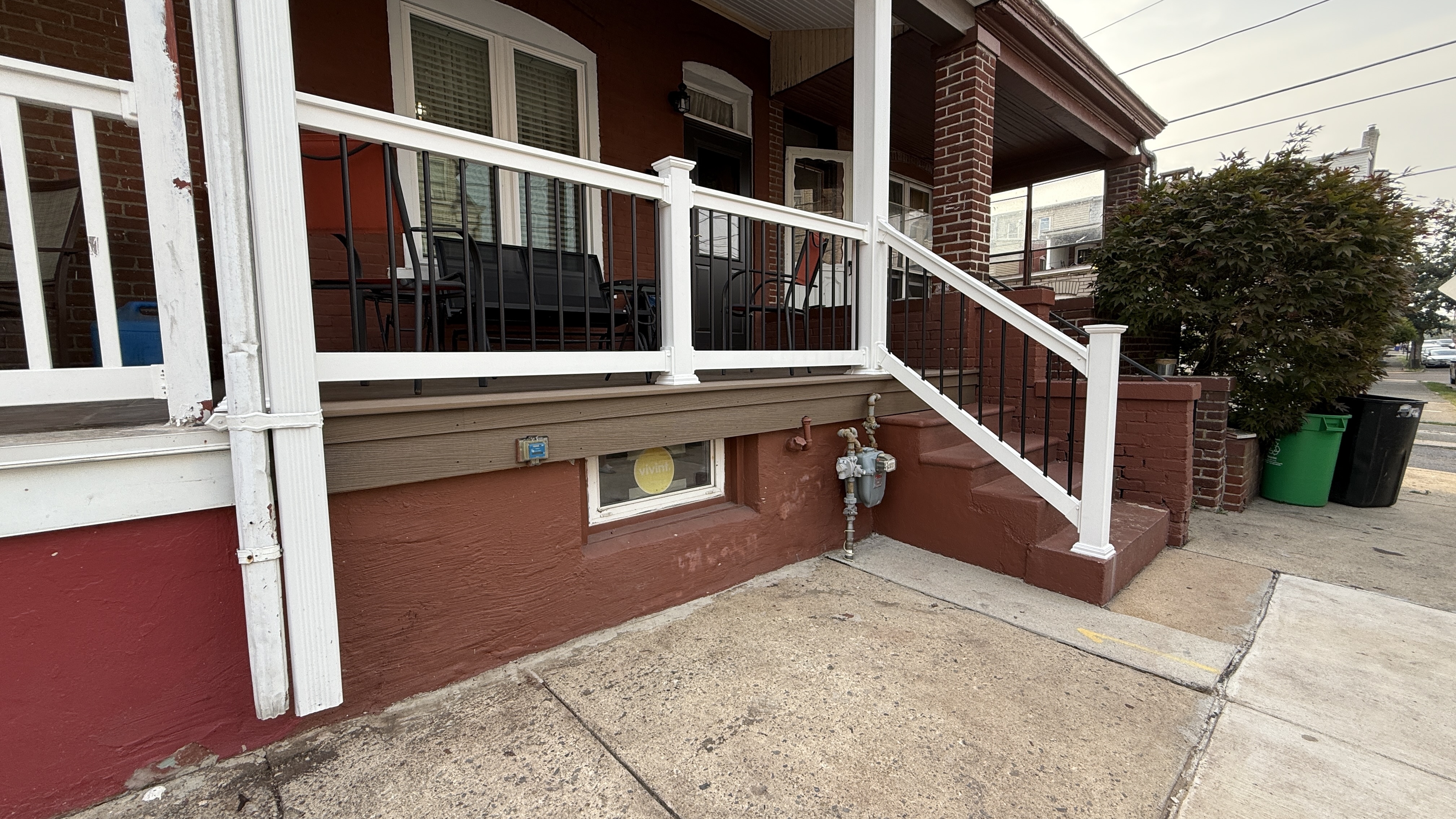 White vinyl railings with black aluminum balusters on porch in Allentown, PA.