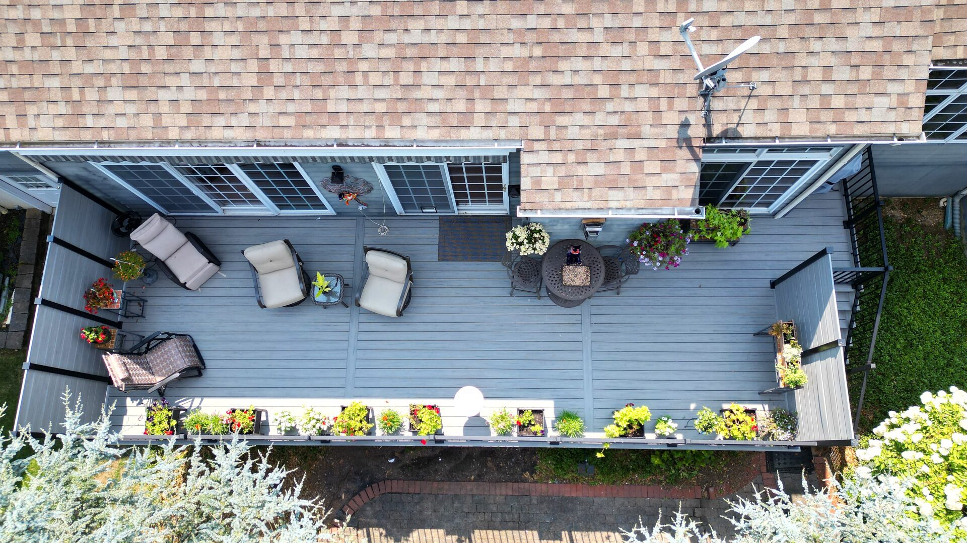 Overhead view of a resurfaced deck with Deckorators Voyage Sierra decking and a composite privacy wall in Emmaus, PA.