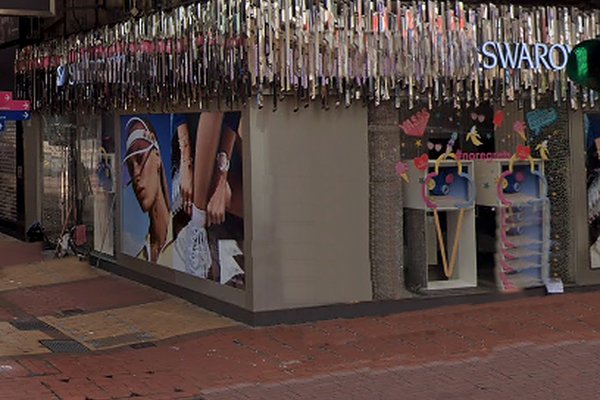 銅鑼灣利園山道舖位。銅鑼灣利園山道街角Swarovski店舖設大型時尚海報、櫥窗,入口上方為金屬裝飾。