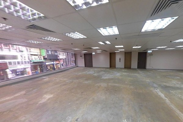 Ref#3515: Vacant office space featuring large city-view windows, white ceiling panels with fluorescent lighting, and a bare concrete floor
perfect for rent as an office or to convert into a shop.