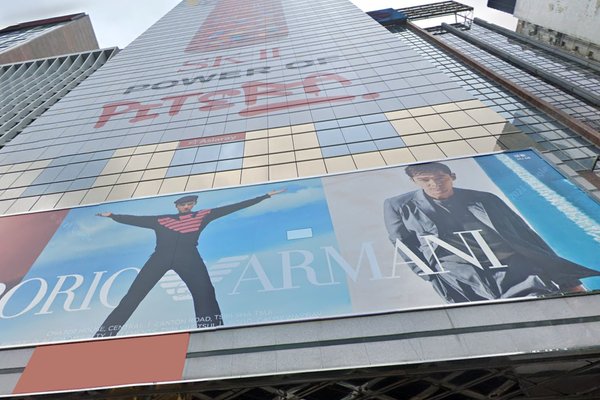 灣仔吿士打道寫字樓。一座高樓外牆設有大型Emporio Armani廣告牌,展示模特兒穿着時尚服裝。