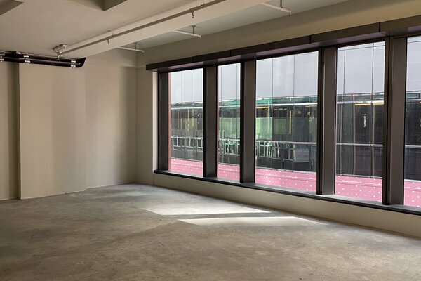 中環威靈頓街寫字樓。一個空置房間設有落地大窗,引入自然光,可見窗外另一座樓宇。