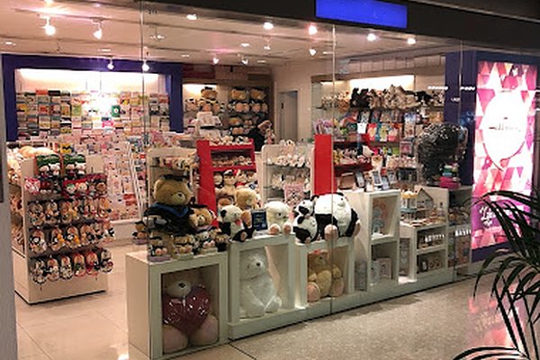 中環德輔道中舖位。店舖玻璃櫥窗內可見毛公仔、心意卡及各式禮品。