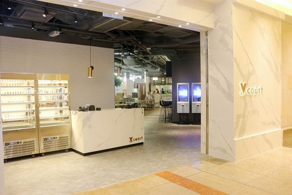 中環皇后大道中餐廳舖位。美食廣場入口設有空置貨架、服務櫃枱及自動售賣機,後方為座位區。