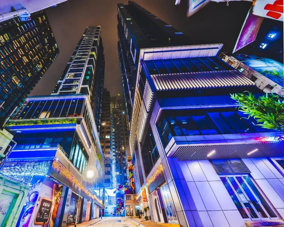 西營盤街道入夜後大廈燈火通明，行人路照明充足。
