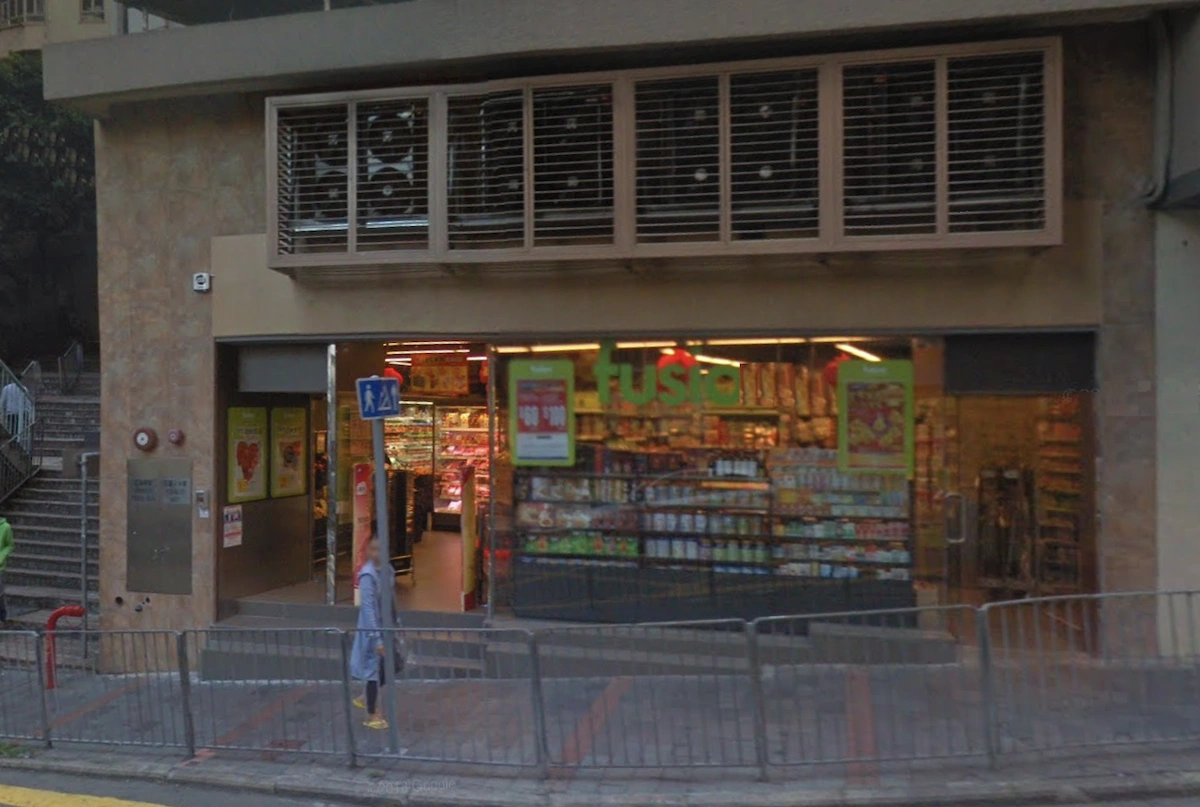 半山區堅道一間Fusion雜貨店設有大型櫥窗,門外設金屬欄杆,有人經過。
