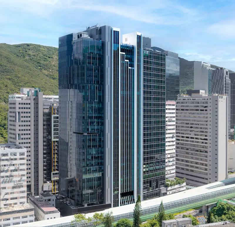 Wong Chuk Hang餐廳舖位。黃竹坑香葉道一幢玻璃寫字樓大廈，背景為綠色山巒及低層建築。