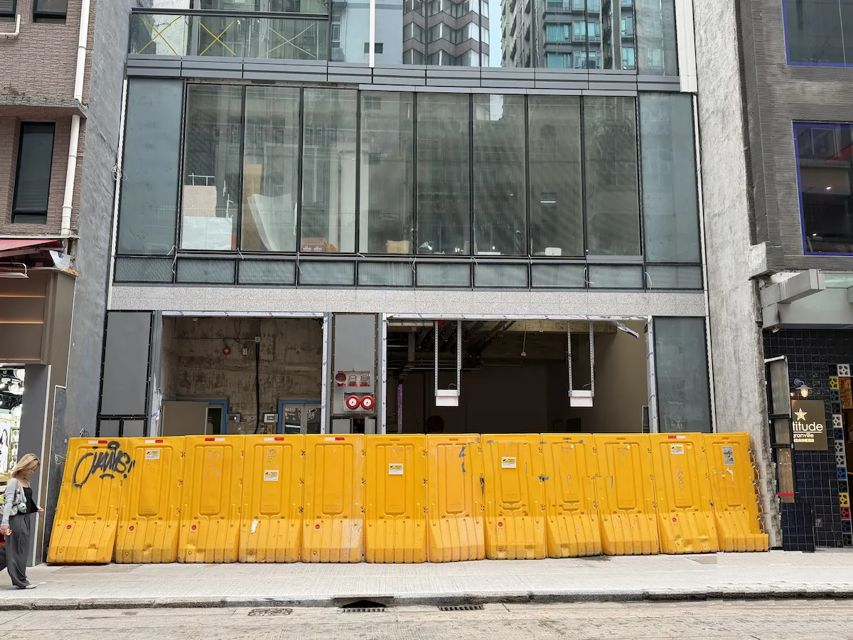 加連威老道一幢正在施工的建築設大窗，入口設黃色圍欄。
