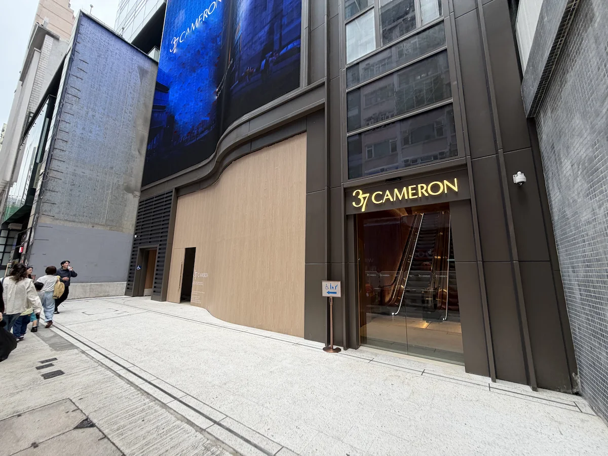 尖沙咀金馬倫道一幢現代建築玻璃入口上方設37 CAMERON招牌，從街上可見。