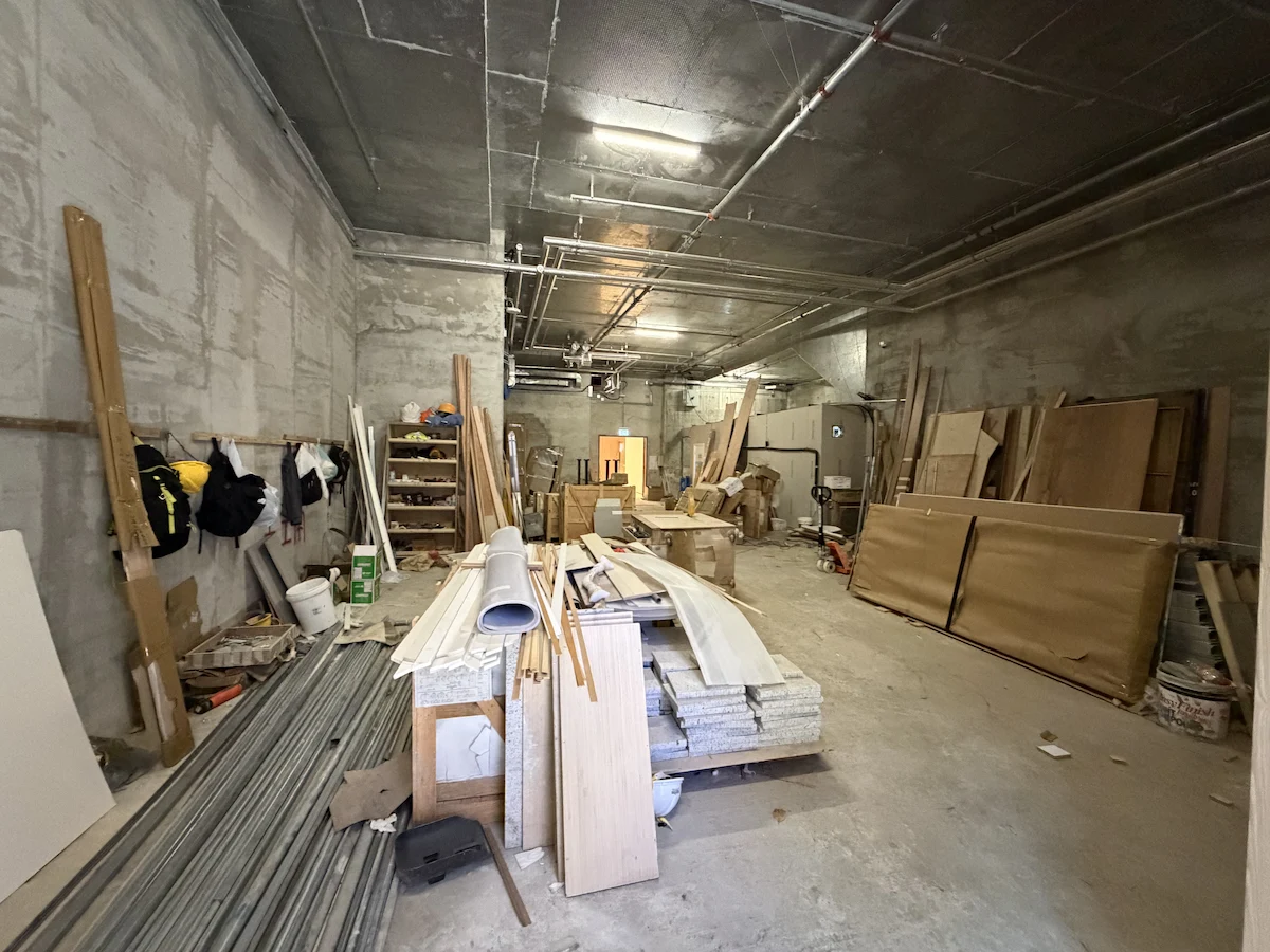 尖沙咀金馬倫道一個施工地盤，大型未完工單位內散落建材及工具。