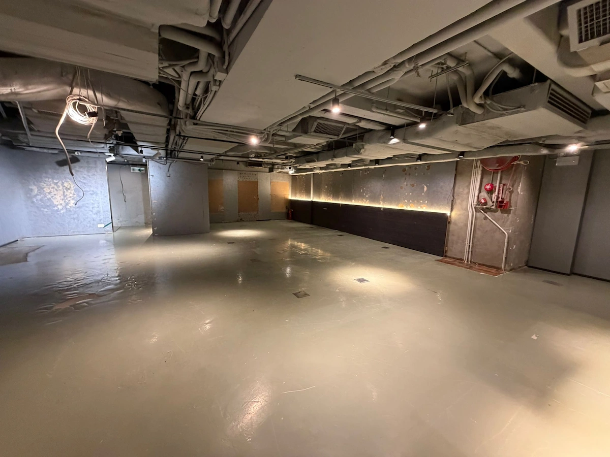 中環威靈頓街一幢建築內設工業單位，天花喉管外露，牆身灰色，設燈光照明。