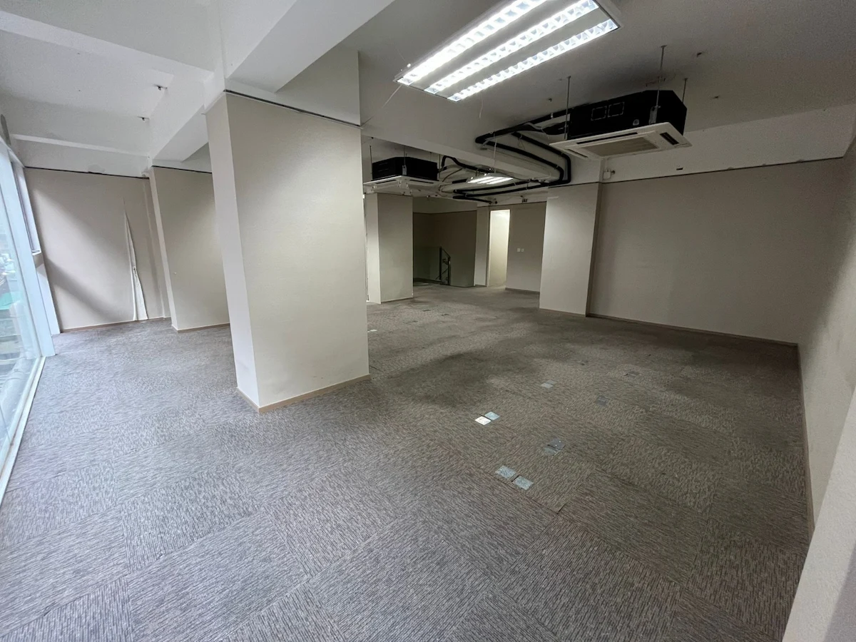 Empty office space with gray carpet, white walls, and pillars near Lan Fong Road in Causeway Bay.