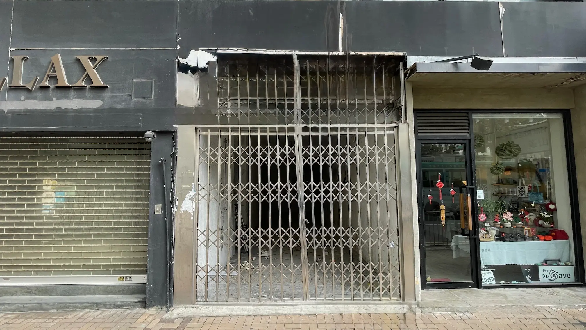 銅鑼灣舖位。禮頓道一個舖位由金屬閘門覆蓋,兩旁分別為關閉店舖及花店。