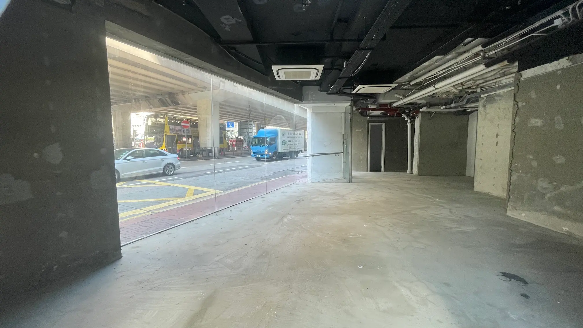 銅鑼灣一個未完工單位鋪裸露混凝土地板，設大窗面向堅拿道東。